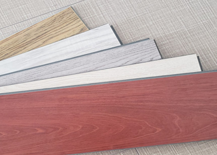 Wear Resistant Spc Vinyl Flooring Beveled Edge Maple Color Dengan Tekstur Kayu